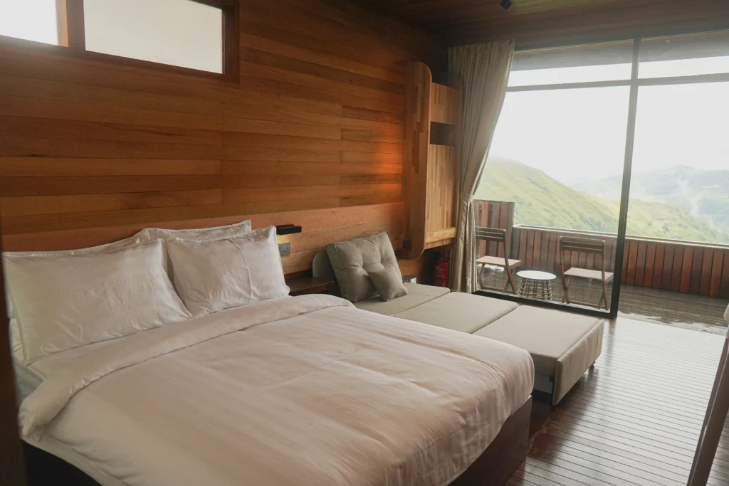 Queen Bed Room
